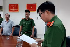 Cán bộ Cơ quan Cảnh sát Điều tra - Công an tỉnh Bà Rịa-Vũng Tàu đọc lệnh khởi tố bị can đối với ông Phạm Minh An. (Ảnh: Công an cung cấp)