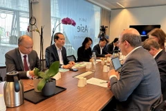 Đoàn công tác tỉnh Ninh Bình do ông Mai Văn Tuất, Phó Bí thư Thường trực Tỉnh ủy, Chủ tịch Hội đồng Nhân dân tỉnh làm trưởng đoàn làm việc với lãnh đạo Phòng Thương mại và Công nghiệp Pháp tại Paris Ile-de-France. (Ảnh: Thu Hà/TTXVN)