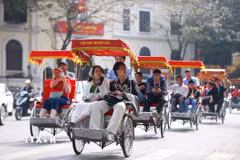 Du khách tham quan Hà Nội. (Nguồn: TTXVN)
