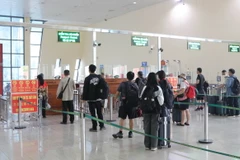 Hành khách xếp hàng làm thủ tục xuất cảnh qua Cửa khẩu Quốc tế Hữu Nghị (Lạng Sơn) (Ảnh: Quang Duy/TTXVN)