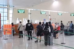 Hành khách xếp hàng làm thủ tục xuất cảnh qua Cửa khẩu Quốc tế Hữu Nghị (Lạng Sơn) (Ảnh: Quang Duy/TTXVN)