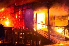 Vụ cháy xảy ra tại xã Đất Mũi rạng sáng 15/5. (Ảnh: TTXVN phát)