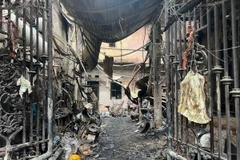 Hiện trường vụ cháy (lúc 6 giờ 45 ngày 24/5). (Ảnh: Phạm Kiên/TTXVN)