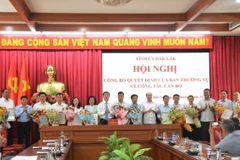 Trao các quyết định về điều động, bổ nhiệm đối với cán bộ chủ chốt tỉnh Đắk Lắk. (Ảnh: Tuấn Anh/TTXVN)