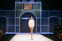 Nhà thiết kế Priyo Oktaviano đến từ Indonesia đã giới thiệu tới khán giả Hà Nội bộ sưu tập “Potpourri” lấy cảm hứng từ những cánh hoa khô. (Ảnh: BTC)