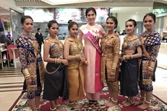 Emily Hồng Nhung bên các vũ công Campuchia. (Ảnh: Phan Anh)