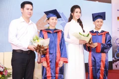 Tân Hoa hậu đại diện ban tổ chức lên trao học bổng cho các tân thủ khoa. (Ảnh: Thiên An)