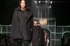 Những thiết kế mới của nhà thiết kế tài năng Joe Chia. (Ảnh: Lê Minh Sơn/Vietnam+)