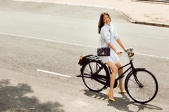 Hoa hậu Phạm Hương năng động với phong cách dạo phố. (Ảnh: Lê Thiện Viễn)