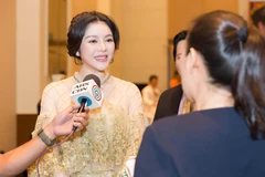 Lý Nhã Kỳ trả lời truyền thông. (Ảnh: Khoa Nguyễn)