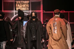 Dàn mẫu xuất hiện chất ngầu với những chiếc mặt nạ đen kín đáo khoe đôi mắt được trang điểm đen xì và những sợi tóc ướt len lỏi qua lớp mũ len... (Ảnh: BTC)