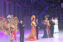 Hoàng Thu Thảo nhận giải Trang phục Truyền thống đẹp nhất. (Ảnh: Phan Anh)