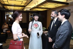 Chị Bích Thủy trong lễ kỷ niệm chặng đường 20 năm của công ty cùng các đối tác. (Ảnh: Hải Đăng)