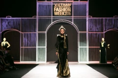 Trên nền nhạc “Hello Vietnam,” Quán quân Vietnam’s Next Top Model mùa thứ 7 Ngọc Châu mở màn show diễn với chiếc áo dài đen cách điệu bằng chất liệu nhung. (Ảnh: BTC)