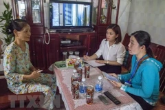 Điều tra viên điều tra dân số và nhà ở tại địa bàn phường Vĩnh Quang, thành phố Rạch Giá (Kiên Giang). (Ảnh: Hồng Đạt/TTXVN)