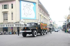 Đoàn xe đưa linh cữu nguyên Chủ tịch nước, Đại tướng Lê Đức Anh đi qua tuyến phố Tràng Tiền - Hàng Khay (Hà Nội). (Ảnh: Thanh Tùng/TTXVN) 