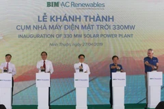 Phó thủ tướng Vũ Đức Đam (giữa), Chủ tịch HĐQT BIM Group (thứ hai từ phải sang) và Tổng giám đốc Tập đoàn Ayala Fernando Zobel de Ayala (bìa phải) thực hiện nghi thức đóng cầu dao, hoà lưới điện quốc gia. (Nguồn: Vietnam+)