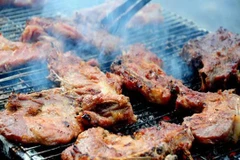 Kiểm tra an toàn thực phẩm với sản phẩm giò. (Nguồn: TTXVN)