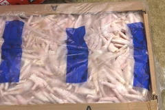 Chân gà đông lạnh không rõ nguồn gốc do lực lượng biên phòng thu giữ được. (Ảnh: TTXVN) 