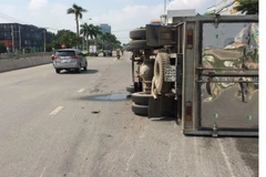 Chiếc xe bị lật khiến hàng nghìn lít hóa chất rò rỉ ra môi trường. (Ảnh: Lê Xuân/TTXVN)