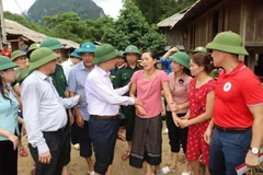 Đoàn công tác chia sẻ mất mát, đau thương với các gia đình có người bị chết, bị lũ cuốn trôi trong cơn bão số 3. (Ảnh: Khiếu Tư/TTXVN)