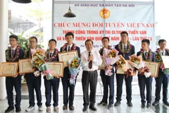 Đoàn học sinh chụp ảnh tại lễ đón. (Ảnh: Nguyễn Cúc/TTXVN)