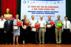 Lãnh đạo Đại học Y Dược Huế trao quà lưu niệm cho các giáo sư đến từ các trường đại học, viện nghiên cứu Châu Âu. (Ảnh: Tường Vi/TTXVN)