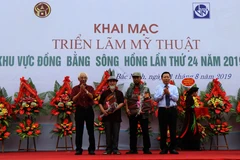 Lãnh đạo tỉnh Bắc Ninh và Hội Mỹ thuật Việt Nam trao giải cho các tác giả. (Ảnh: Đinh Văn Nhiều/TTXVN)