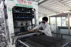 Một dây chuyền sản xuất gạch không nung. (Nguồn: TTXVN)