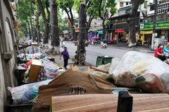 Sáng 4/7, rác sinh hoạt xếp hàng dài trên phố Lò Đúc. (Ảnh: Thanh Tùng/TTXVN)
