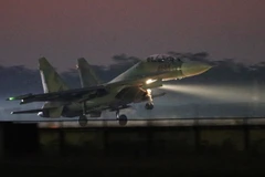 Máy bay tiêm kích SU-30MK2 bay đêm tại sân bay Kép (Bắc Giang). (Ảnh: Dương Giang/TTXVN)