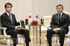 Bộ trưởng Quốc phòng Nhật Bản Taro Kono (trái) và Bộ trưởng Quốc phòng Hàn Quốc Jeong Kyeong-doo trong cuộc gặp tại Bangkok, Thái Lan, ngày 17/11/2019. (Ảnh: Kyodo/ TTXVN)