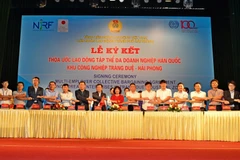 Bà Phạm Thị Hằng, Chủ tịch Công đoàn Khu kinh tế Hải Phòng trong lễ ký kết thỏa ước lao động tập thể với doanh nghiệp Hàn Quốc tại Khu Công nghiệp Tràng Duệ, Hải Phòng. (Ảnh: Minh Thu/TTXVN)