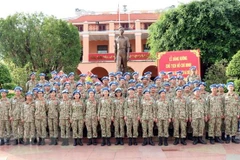 Tập thể Bệnh viện dã chiến cấp 2 số 1 dâng hương Chủ tịch Hồ Chí Minh tại Bến Nhà Rồng trước ngày lên đường nhận nhiệm vụ. (Ảnh: Xuân Khu/TTXVN)