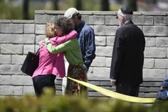 Người dân bên ngoài nơi diễn ra vụ xả súng vào giáo đường Do Thái. (Nguồn: AP)