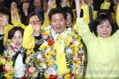 Ứng cử viên Yeo Young-guk (giữa) của đảng Công lý đã giành chiến thắng. (Nguồn: Yonhap)