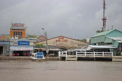 Sạt lở đe dọa đến nhiều công trình ven cửa biển Vàm Xoáy, xã Đất Mũi (Ngọc Hiển, Cà Mau). (Ảnh: Huỳnh Thế Anh/TTXVN)