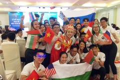 Thanh niên, sinh viên kiều bào cùng chụp ảnh lưu niệm tại lễ bế mạc trại hè. (Ảnh: Công Th/TTXVN)