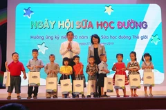 Phó Chủ tịch nước Đặng Thị Ngọc Thịnh trao quà cho các em thiếu nhi có hoàn cảnh đặc biệt khó khăn tại Ngày hội. (Ảnh: Trần Lê Lâm/TTXVN)