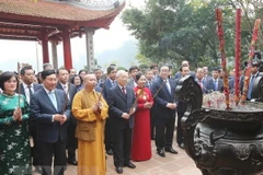 Tổng Bí thư, Chủ tịch nước Nguyễn Phú Trọng, Phu nhân và các đại biểu kiều bào dâng hương tại đền Ngọc Sơn, Hà Nội trong chương trình Xuân Quê hương năm 2019. (Ảnh: Lâm Khánh/TTXVN)