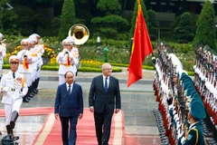 Thủ tướng Nguyễn Xuân Phúc và Thủ tướng Australia Scott Morrison duyệt Đội Danh dự Quân đội nhân dân Việt Nam. (Ảnh: Văn Điệp/TTXVN)