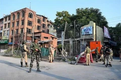 Binh sỹ bán quân sự Ấn Độ tuần tra trong thời gian áp đặt lệnh giới nghiêm tại Srinagar, thủ phủ mùa Hè thuộc bang Jammu-Kashmir do Ấn Độ kiểm soát ngày 5/8/2019. (Ảnh: AFP/TTXVN)