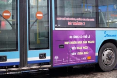Chiếc xe buýt mang thông điệp phòng chống nạn buôn bán người. (Ảnh: Minh Hiếu/Vietnam+)