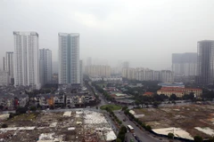 Hà Nội vừa trải qua mấy cơn mưa nhưng bầu trời vẫn mờ mịt trong làn khói. Bầu không khí tại khu vực quận Cầu Giấy vào lúc 11h ngày 4/10/2019. (Ảnh: Huy Hùng/TTXVN)