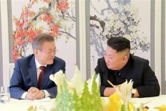 Nhà lãnh đạo Triều Tiên Kim Jong-un (phải) và Tổng thống Hàn Quốc Moon Jae-in tại cuộc gặp ở Samjiyon, Triều Tiên ngày 20/9/2018. (Ảnh: Yonhap/ TTXVN)