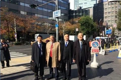 Từ phải qua trái: giáo sư Furuta (Hiệu trưởng Đại học Việt-Nhật), giáo sư Nguyễn Đình Đức, giáo sư Vũ Minh Giang (Chủ tịch Hội đồng Khoa học đào tạo Đại học Quốc gia Hà Nội) và giáo sư Mai Trọng Nhuận (Chủ tịch Hội đồng Kiểm định chất lượng giáo dục và ng