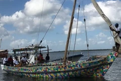 Thuyền buồm Flipflopi được làm hoàn toàn từ nhựa tái chế. (Nguồn: UN)