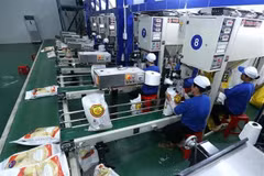 Dây chuyền đóng gói sản phẩm gạo xuất khẩu. (Ảnh: Vũ Sinh/TTXVN)