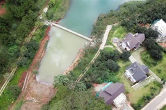 Khu vực xây dựng trái phép trên mặt hồ Tuyền Lâm. (Ảnh: Đặng Tuấn/TTXVN)