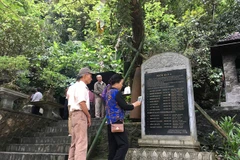 Bia tưởng niệm 8 liệt sỹ thanh niên xung phong và 5 liệt sỹ pháo binh trước Hang Tám Cô, tỉnh Quảng Bình. (Nguồn: vpub.quangbinh.gov.vn)